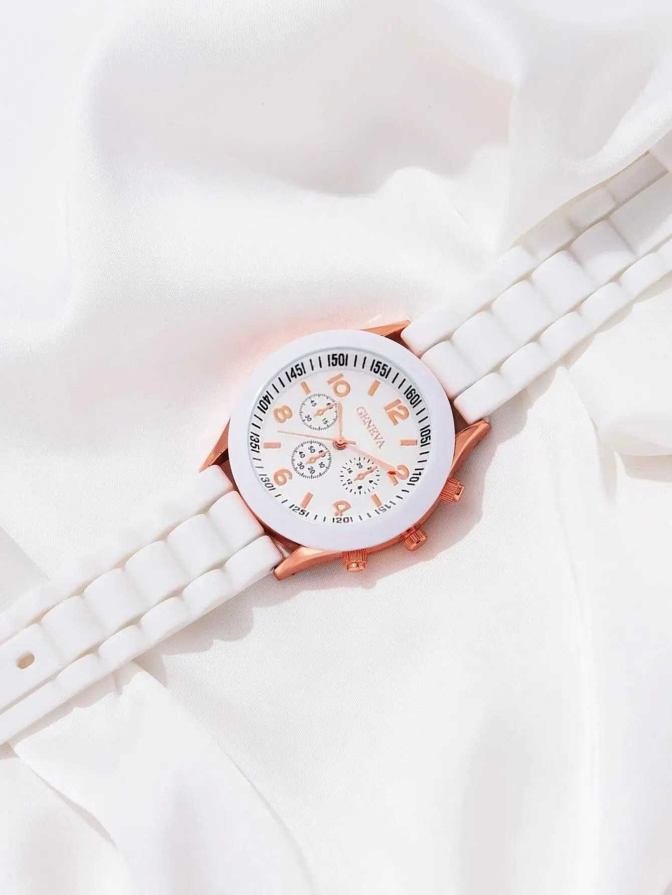 Luxury Women's Silicone Strap Quartz Watch: Elegant Timepiece
