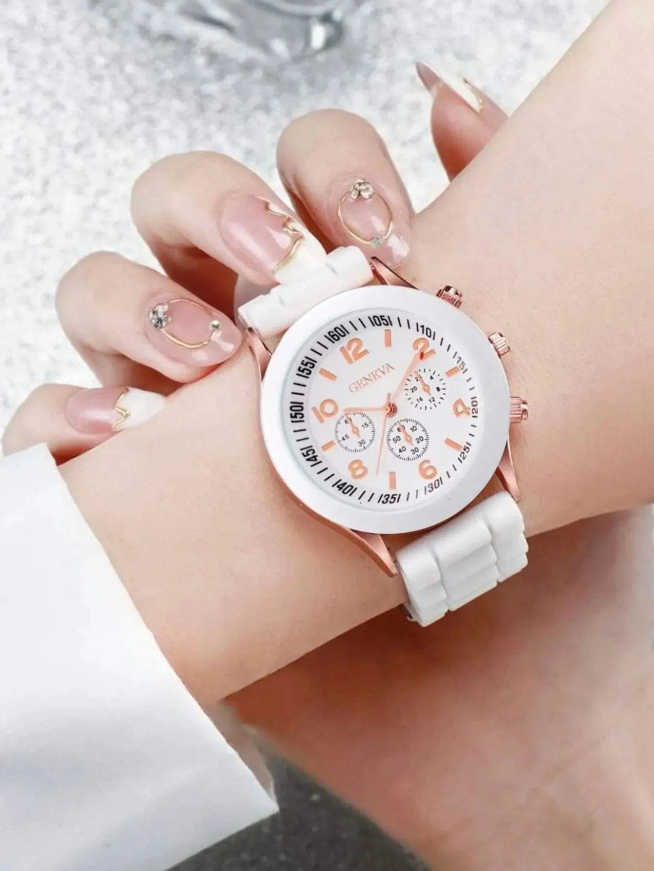 Luxury Women's Silicone Strap Quartz Watch: Elegant Timepiece