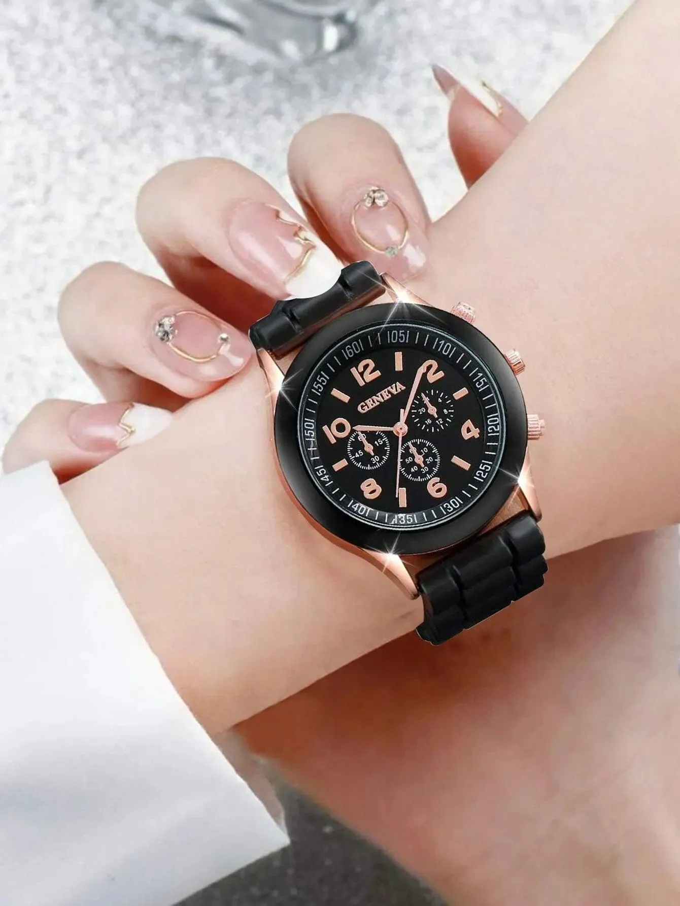 Luxury Women's Silicone Strap Quartz Watch: Elegant Timepiece